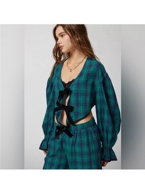 URBAN OUTFITTERS OUT FROM UNDER TOP✨🌲